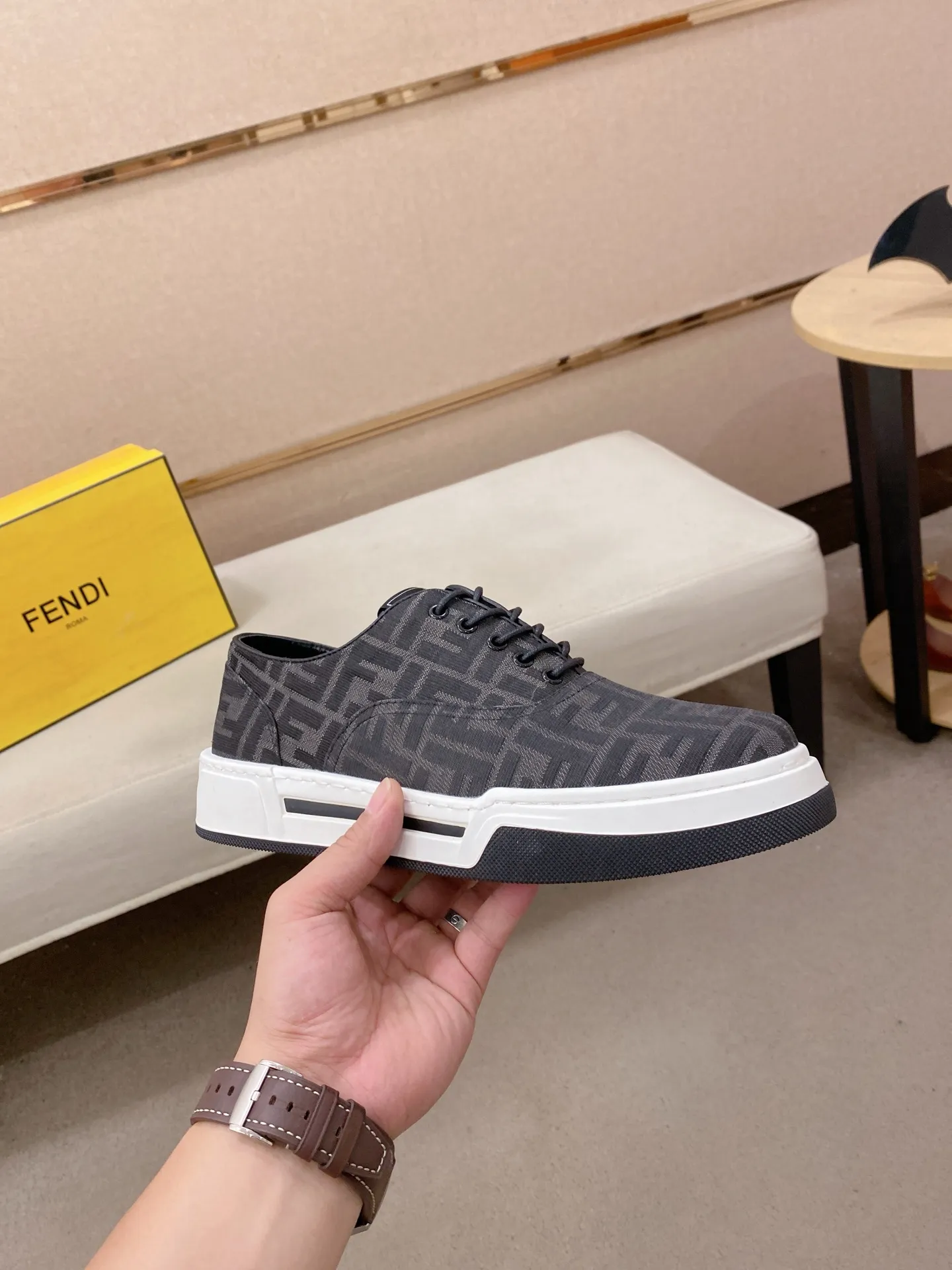 Men's shoes 💰 420💰 (FENDI) New high-top 👊🏻 upper 🇮🇹 imported cowhide fabric 🇩🇪 lining imported sheepskin lining. The original outsole is molded to highlight the identity of every man, and the upper foot is stable and stable🚶🏻🚶🏻The high-end custom counters reproduce the original version📯No matter the wind or rain, the shoe last remains unchanged and can withstand the verification of time🔍️,🔵 Size: 38-44 (45 is custom-made and cannot be returned or exchanged
